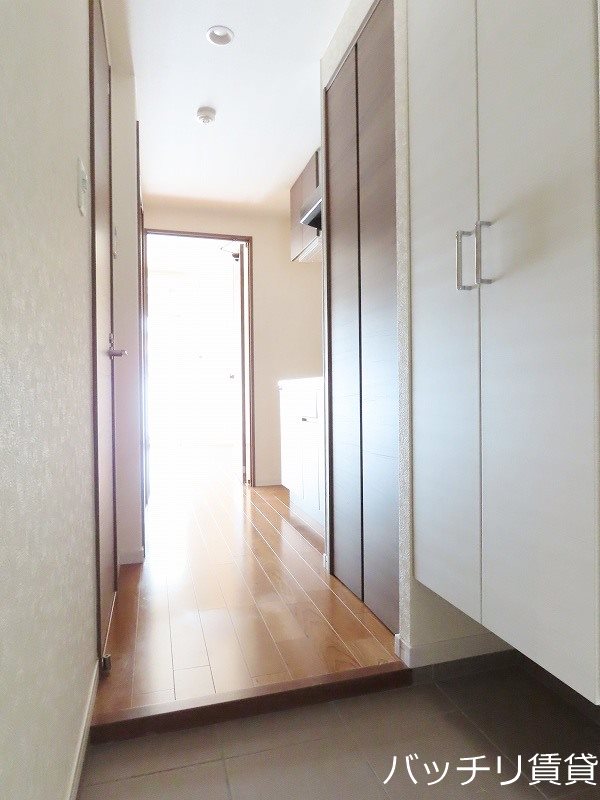 玄関　＊画像は別部屋の為イメージ、現状を優先致します