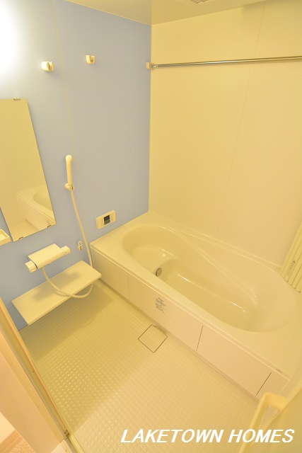 バス・シャワールーム　追い焚き機能付・浴室乾燥機能付の広めの浴室です。