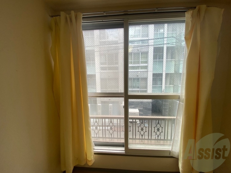 バルコニー　大きな窓がありますので風通しが良さそう。