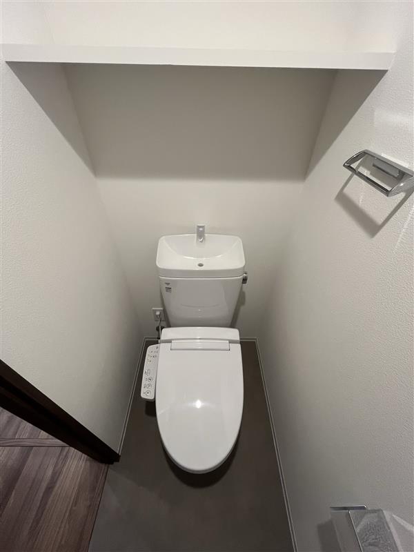 トイレ　※同タイプ参考写真です（カラータイプが異なります）
