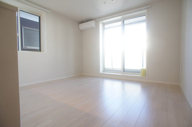 居室・リビング　広いリビングはゆったりくつろげる憩いの空間です♪