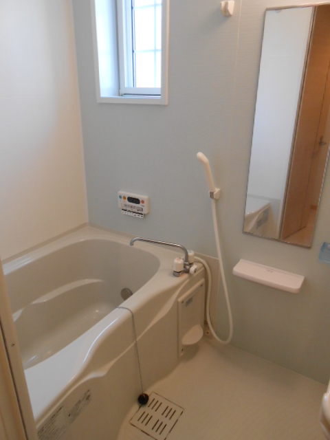 バス・シャワールーム　追焚・浴室乾燥機完備・浴室内に換気採光窓有り
