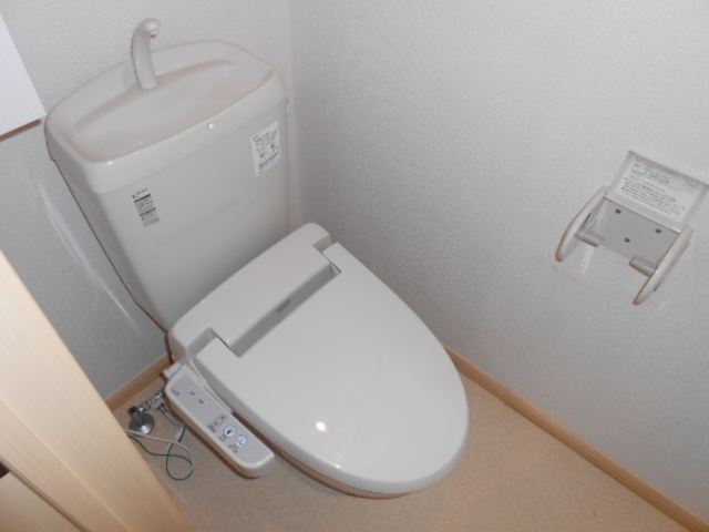 トイレ　温水洗浄便座完備・小物収納棚有り