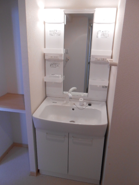 洗面設備　シャワー付洗面化粧台・屋内洗濯機置場完備