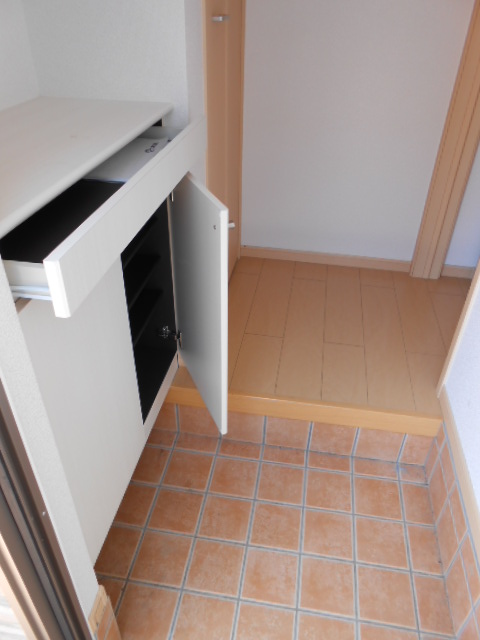 玄関　シューズボックス完備・玄関収納庫（納戸・半間分）あり