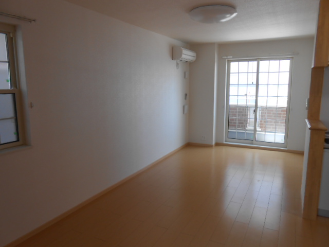 居室・リビング　東面リビング（エアコン完備）・北面に換気採光窓有り