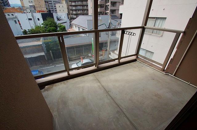 バルコニー　陽当たり良好なバルコニーです