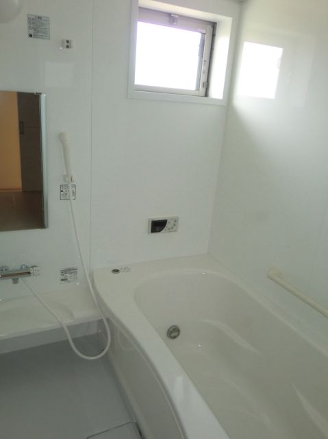 バス・シャワールーム　追焚き機能付き、明るいお風呂です