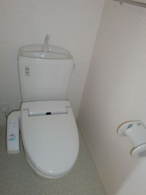 トイレ　清潔感のあるシャワー付トイレです
