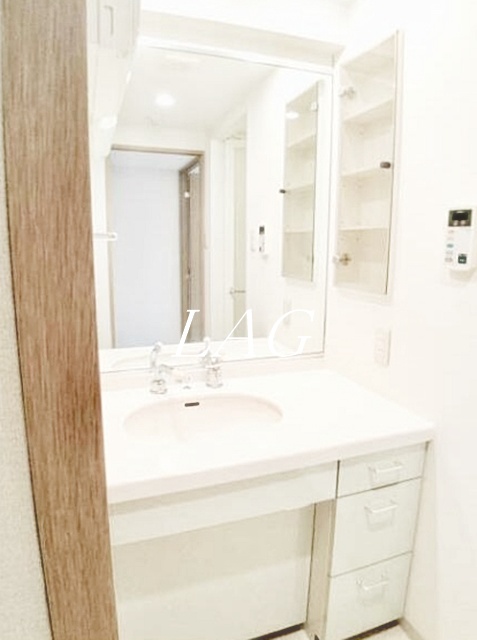 洗面設備　独立洗面台になります。