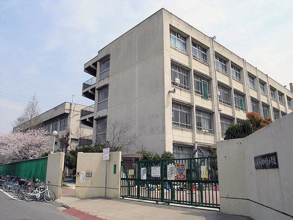 小学校　八尾市立曙川東小学校（小学校）まで1110m