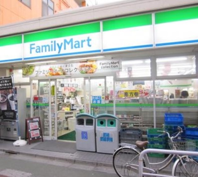 コンビニ　ファミリーマート志村三丁目駅前店（コンビニ）まで710m