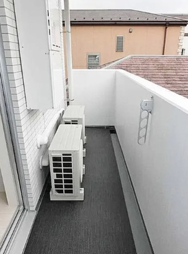 バルコニー　暖かな日差しのふりそそぐバルコニー