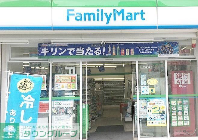 コンビニ　ファミリーマート伊豆屋下目黒三丁目店（コンビニ）まで120m