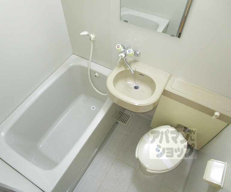 バス・シャワールーム　１２１号室の写真です。