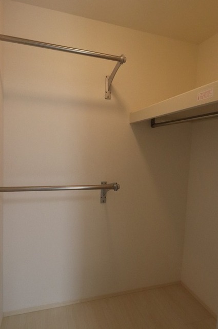 収納　ウオークインクローゼット　３０２