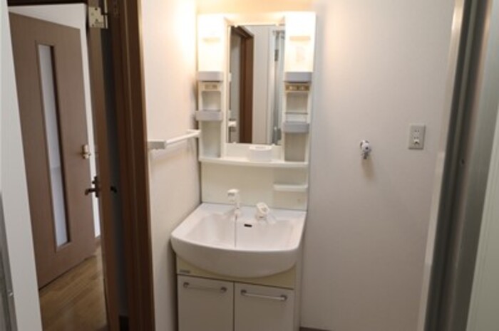 洗面設備　スペースが確保できる洗面所です