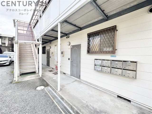 エントランス　床色が落ち着いた色合いでとても綺麗です