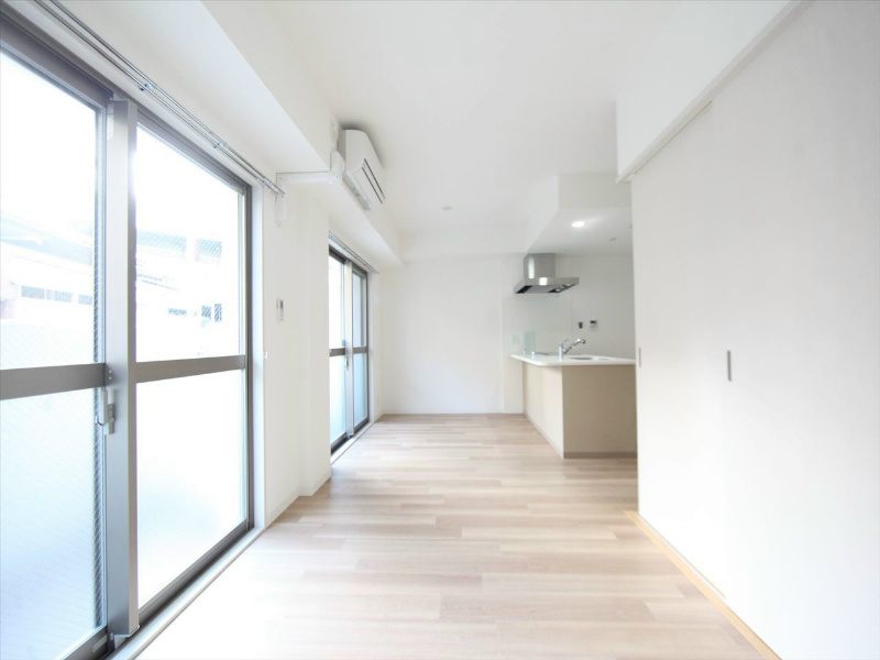 居室・リビング　ＬＤＫ13帖　エアコン付　カウンターキッチン　南面バルコニー