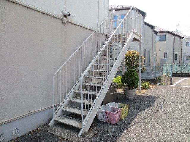 エントランス　★２階へ続く階段です★