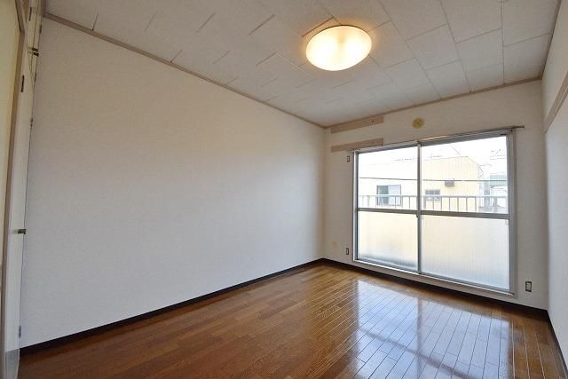 居室・リビング　★6帖の洋室・深みのあるきれいなフローリングのお部屋です★