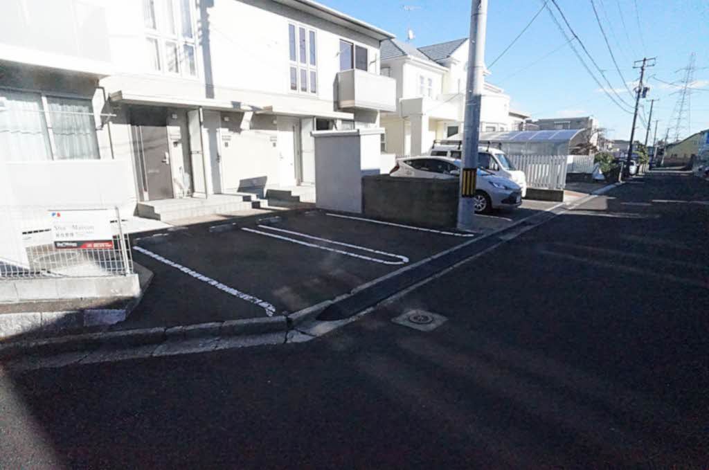 建物外観　駐車場