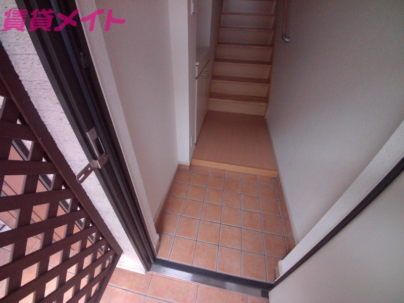 玄関　同タイプ参考反転写真です