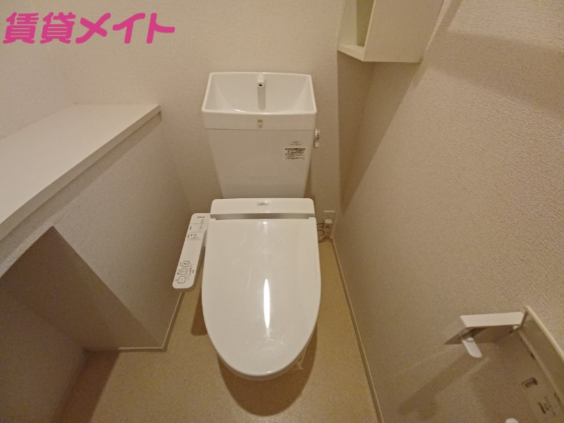 トイレ　同タイプ参考反転写真です