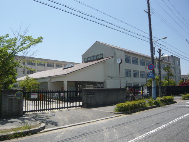 中学校　神戸市立櫨谷中学校（中学校）まで954m