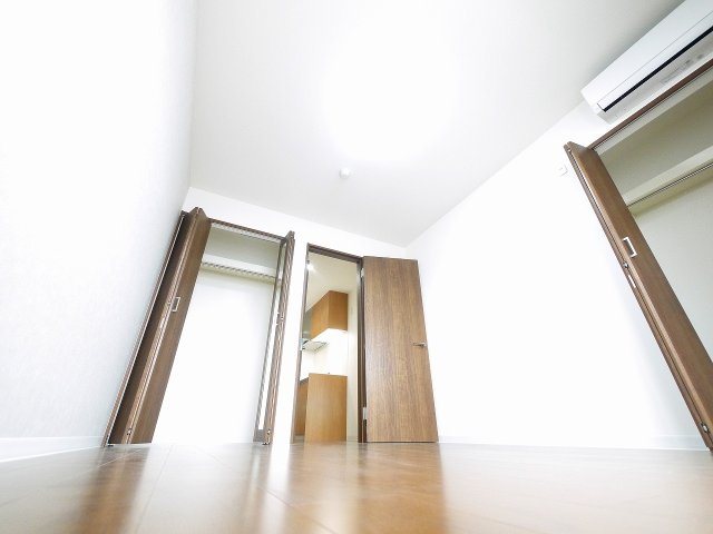 その他部屋・スペース　開放的な寝室です