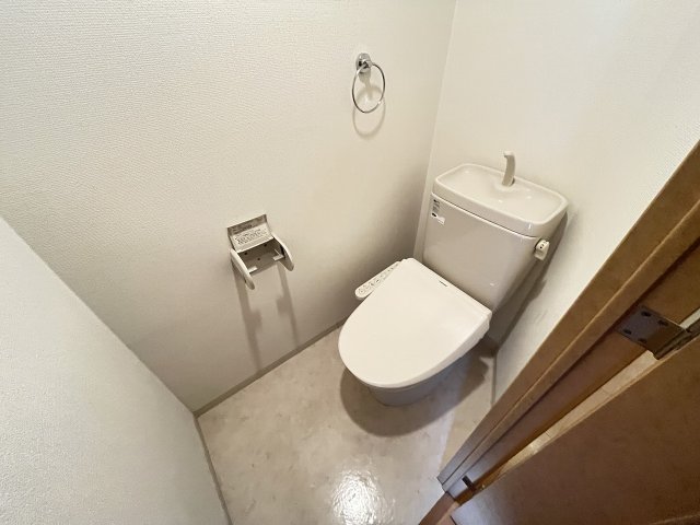 トイレ　落ち着いた色調のトイレです