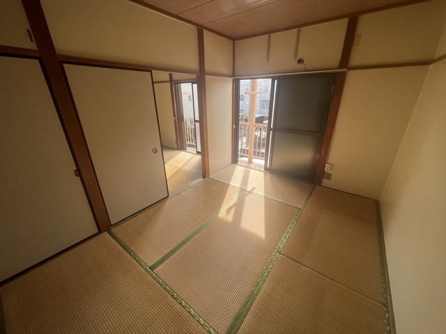居室・リビング　日差し差し込むお部屋です。