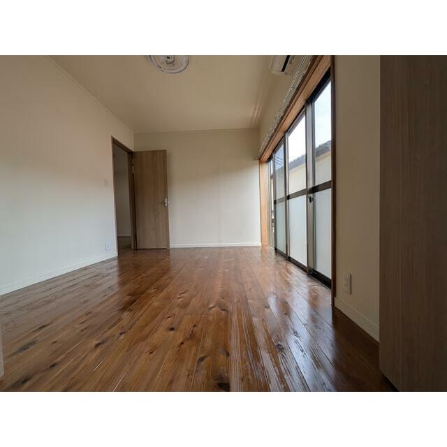 その他部屋・スペース　床には風合い豊かな天然木の板を採用。一般的なフローリングとは