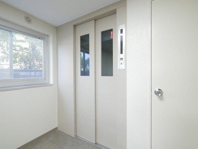 ロビー　４階建てですがエレベーター付きです♪