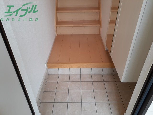 玄関　同物件別室反転タイプ画像