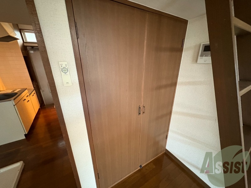 玄関　ここに収納があります。収納があると部屋が広く使えます。
