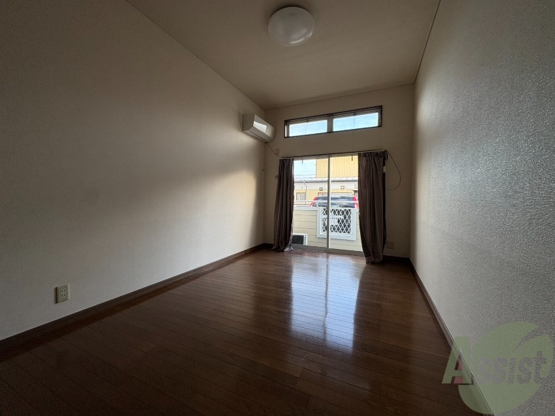 居室・リビング　南向きの大きめの窓から日差しがたっぷり入る明るいお部屋です。