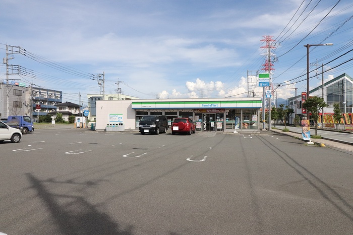 コンビニ　ファミリーマート甲府昭和インター北店（コンビニ）まで559m
