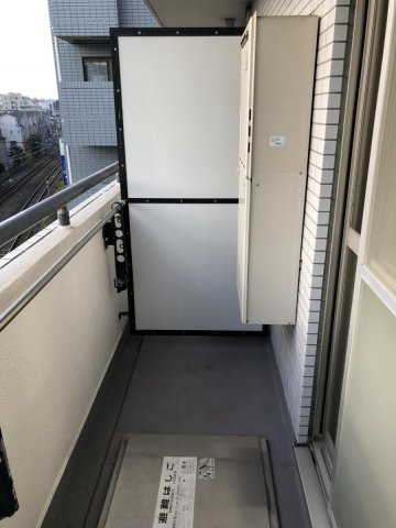 バルコニー　バルコニーは南西向きなので、お洗濯物はお昼からでも乾きそう♪
