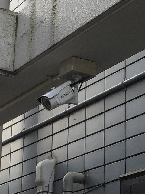 エントランス　共用部にある防犯カメラです！夜遅くに帰宅する時も、お出かけ時
