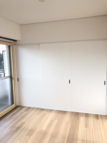 その他部屋・スペース　南西向き洋室6帖☆クローゼットがあります♪お洋服がスッキリ収