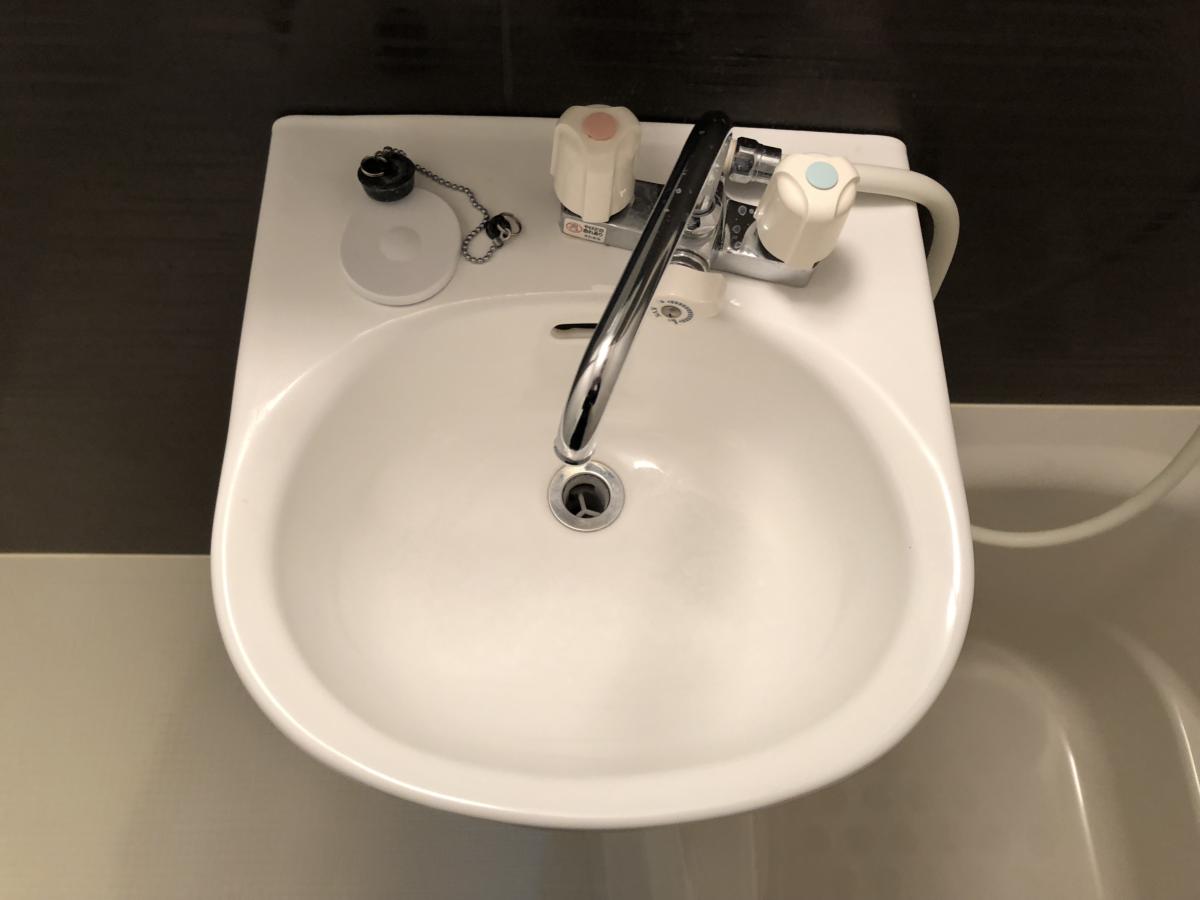 洗面設備　浴室内にある洗面台です♪鏡があるので朝の準備にも大活躍！水廻