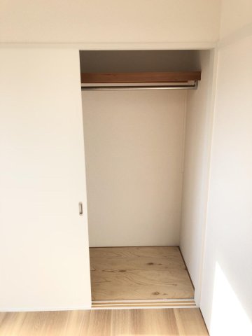 収納　洋室6帖のお部屋にあるクローゼットです♪大切なお洋服もしわに