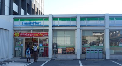 コンビニ　ファミリーマート港南四丁目店（コンビニ）まで222m