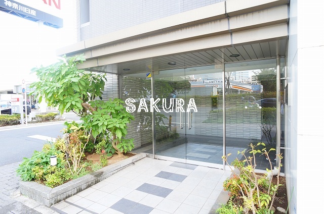 エントランス　重厚感のある建物デザイン♪