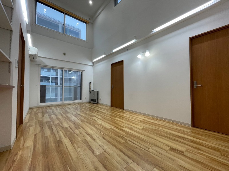 居室・リビング　日当たりが良くて心地よく過ごせそうなお部屋です。