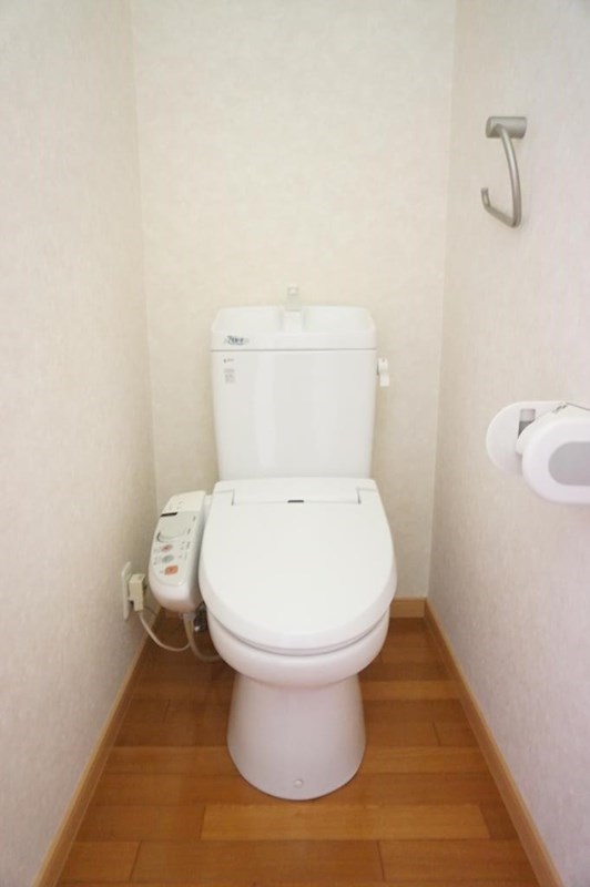 トイレ　トイレは快適な温水洗浄便座付き