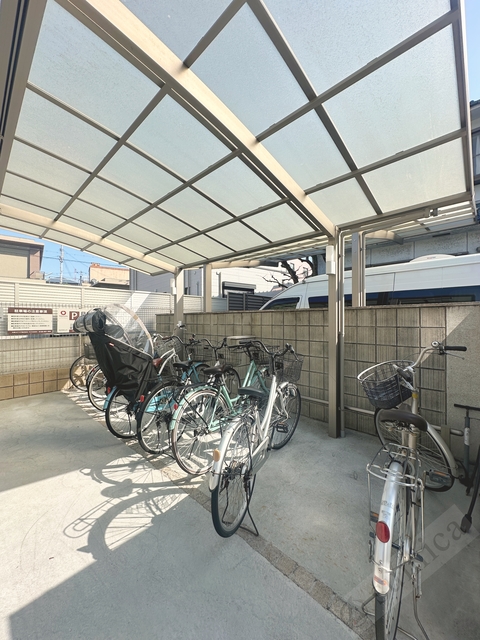 その他共有部分　屋根付き駐輪場。大事な自転車も雨でも安心♪