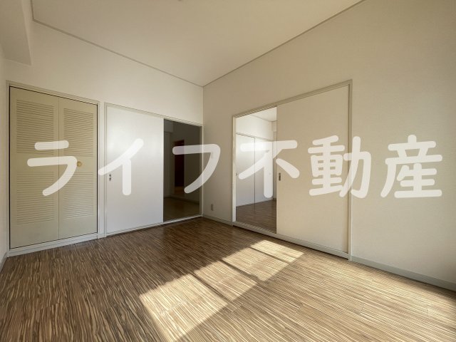 居室・リビング　落ち着いた色調の洋室です