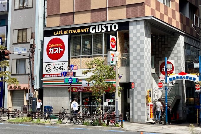 飲食店　ガスト 三田慶応大学前店(から好し取扱店)（飲食店）まで597m